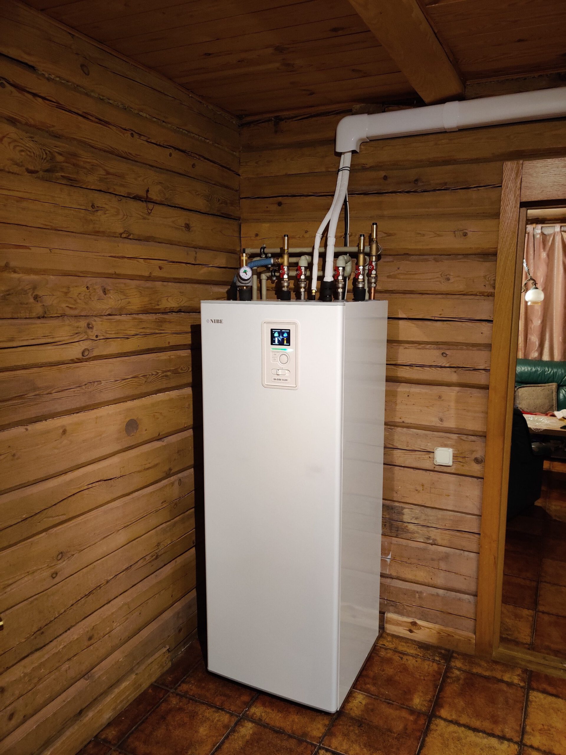 NIBE SPLIT BA-SVM 10-200 su integruota 200l talpa BA-SVM 10-200